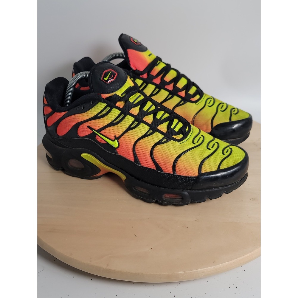 Nike Air Max Plus TN SE. Women Size Black/Volt-Solar Red AQ9979 001